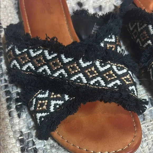 Universal Thread Sandals - Picture 3 of 7